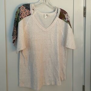 Buckle BKE Boutique Women’s V-Neck Top Size Medium Short sleeved